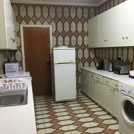 Spacious & Bright Central Apartment *